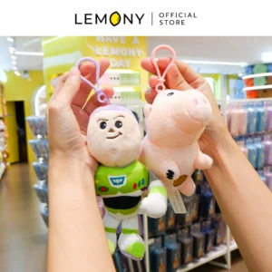 ภาพจัดวาง พวงกุญแจตุ๊กตาทอยสตอรี่ (Buzz และ Hamm) ขณะถูกถือ
