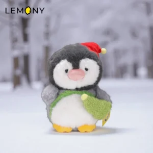 ตุ๊กตาเพนกวินคริสต์มาส ยืนอยู่ท่ามกลางหิมะ (ภาพบรรยากาศ)