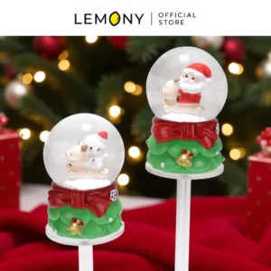 ลูกแก้วคริสต์มาสมีไฟ 2 ดีไซน์ วางคู่กัน หน้าฉากไฟคริสต์มาส