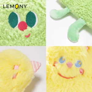 ภาพซูมรายละเอียดของ ตุ๊กตาพลัชดาวคริสต์มาส และตุ๊กตาต้นคริสต์มาส แสดงงานปักใบหน้าและขนตุ๊กตา