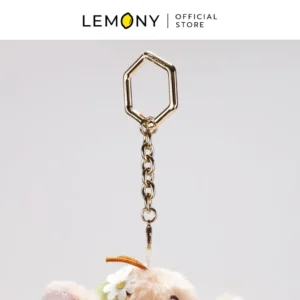 ภาพระยะใกล้ ห่วง พวงกุญแจตุ๊กตา รูปทรงหกเหลี่ยมสีทอง (ดีเทลห่วง)