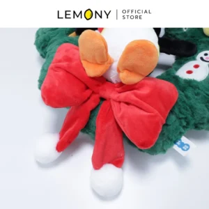 รายละเอียดโบว์สีแดงขนาดใหญ่ด้านล่างพวงหรีดคริสต์มาส Pingu