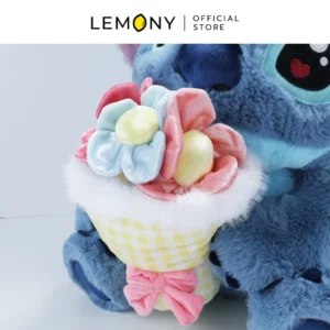 รายละเอียดช่อดอกไม้หลากสีในมือตุ๊กตาสติทช์ แทนความรู้สึกสารภาพรัก