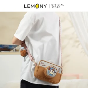 กระเป๋าสะพายข้างมินเนี่ยน ดีไซน์กล้องถ่ายรูป ขณะสะพายโดยนายแบบ (มุมด้านหลัง)