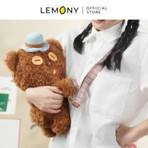 กระเป๋าเป้ตุ๊กตามินเนี่ยน ทิม (Tim) ขณะสะพายด้านหน้าโดยนางแบบ