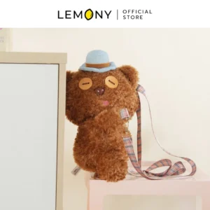 กระเป๋าเป้ตุ๊กตามินเนี่ยน ทิม (Tim) วางจัดแสดงบนโต๊ะ