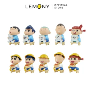 ภาพรวมฟิกเกอร์ 10 ตัว แบ่งเป็น 2 แถว แถวบนถือสมุดภาพ และแถวล่างใส่หมวกสีเหลืองถือถุงขนม ประกอบด้วยตัวละคร ชินจัง, คาซาม่า, มาซาโอะ, โบจัง และเนเน่จัง