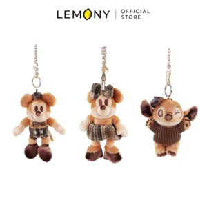 รวมพวงกุญแจตุ๊กตาดิสนีย์ 3 แบบ ประกอบด้วย มิกกี้เมาส์ มินนี่เมาส์ และสติทช์ ในธีมสีน้ำตาลสุดอบอุ่นสไตล์คลาสสิก