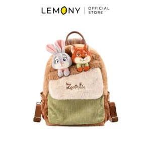 กระเป๋าเป้สะพายหลังขนฟูโทนสีน้ำตาลและเขียว ดีไซน์จากเรื่อง Zootopia ตกแต่งด้วยตุ๊กตา Judy Hopps และ Nick Wilde ตัวจิ๋วโผล่ออกมาจากช่องด้านหน้า ตรงกลางมีปักโลโก้ Zootopia อย่างสวยงาม พร้อมสายสะพายสีน้ำตาลปรับระดับได้