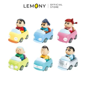 ภาพรวมฟิกเกอร์ตัวละครจากชินจังจอมแก่นขณะขับรถของเล่นหลากสีสัน วางเรียงกันสองแถว
