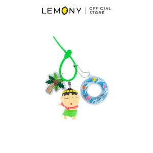 พวงกุญแจ Crayon Shin-chan ลิขสิทธิ์แท้ ดีไซน์ชินจังใส่ชุดระบำหน้าท้อง (Hula Dance) สวมกระโปรงหญ้าสีเขียวและมาลัยดอกไม้ ในเซตประกอบด้วยตัวโมเดลชินจัง แผ่นอะคริลิครูปต้นมะพร้าว และห่วงยางใสลายทะเล มาพร้อมสายคล้องซิลิโคนสีเขียว