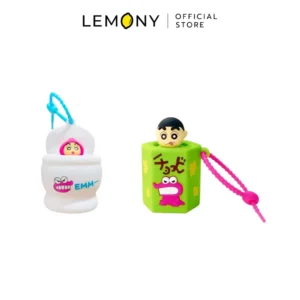 พวงกุญแจ Crayon Shin-chan ลิขสิทธิ์แท้ 2 สไตล์ วางคู่กัน ประกอบด้วยแบบชินจังในโถสุขภัณฑ์พร้อมสายคล้องสีฟ้า และแบบชินจังในกล่องสีเขียวลายเจ้าจระเข้พร้อมสายคล้องสีชมพู