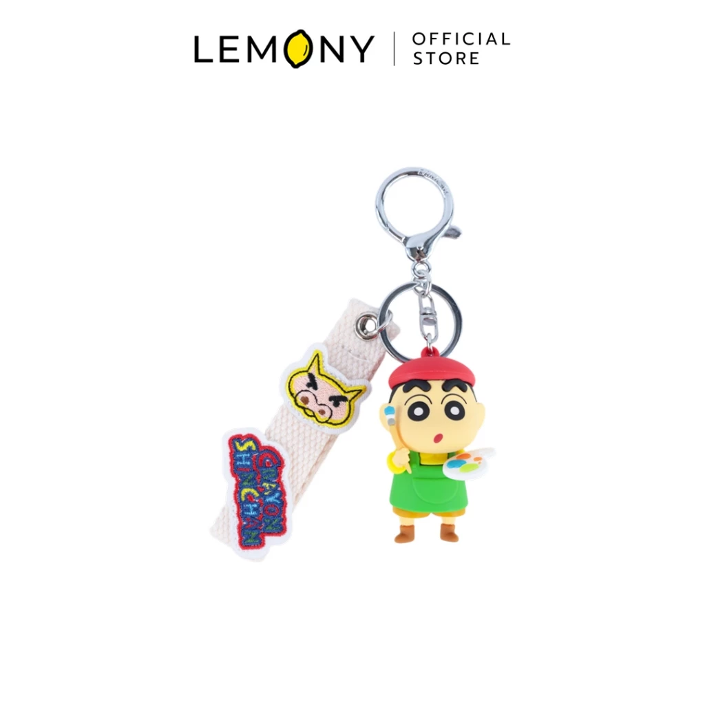 พวงกุญแจโมเดลชินจังชุดศิลปิน สวมหมวกเบเร่ต์สีแดง ผ้ากันเปื้อนสีเขียว ในมือถือจานสีและพู่กัน มาพร้อมสายคล้องผ้าปักลายบุริบุริซาเอมอน