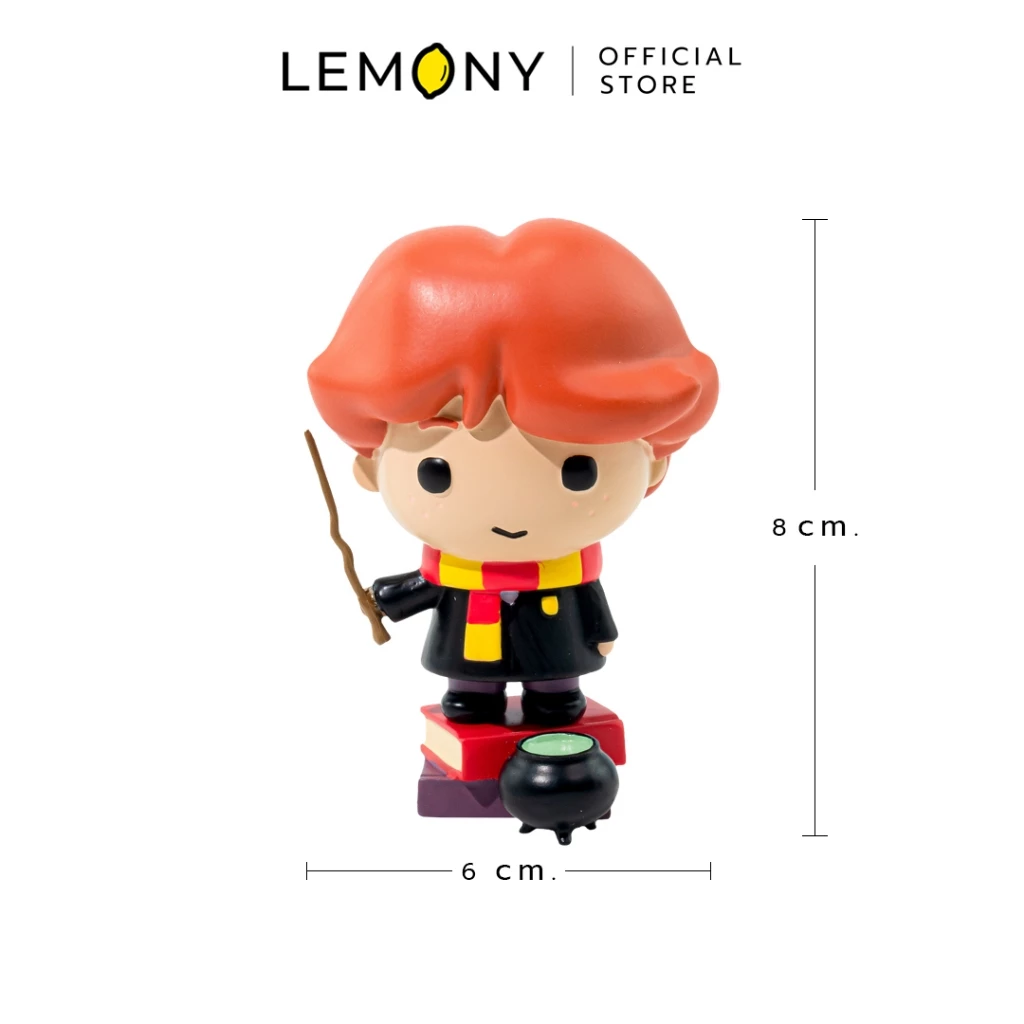 รายละเอียดขนาดโมเดลรอน วีสลีย์ สูง 8 ซม. กว้าง 6 ซม. สวมชุดคลุมนักเรียนฮอกวอตส์พร้อมไม้กายสิทธิ์