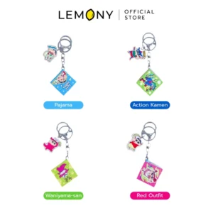 ภาพรวมพวงกุญแจชินจัง 4 สไตล์ ได้แก่ Pajama (สีฟ้า), Action Kamen (สีเขียวเข้ม), Waniyama-san (สีเขียวอ่อน) และ Red Outfit (สีชมพู)