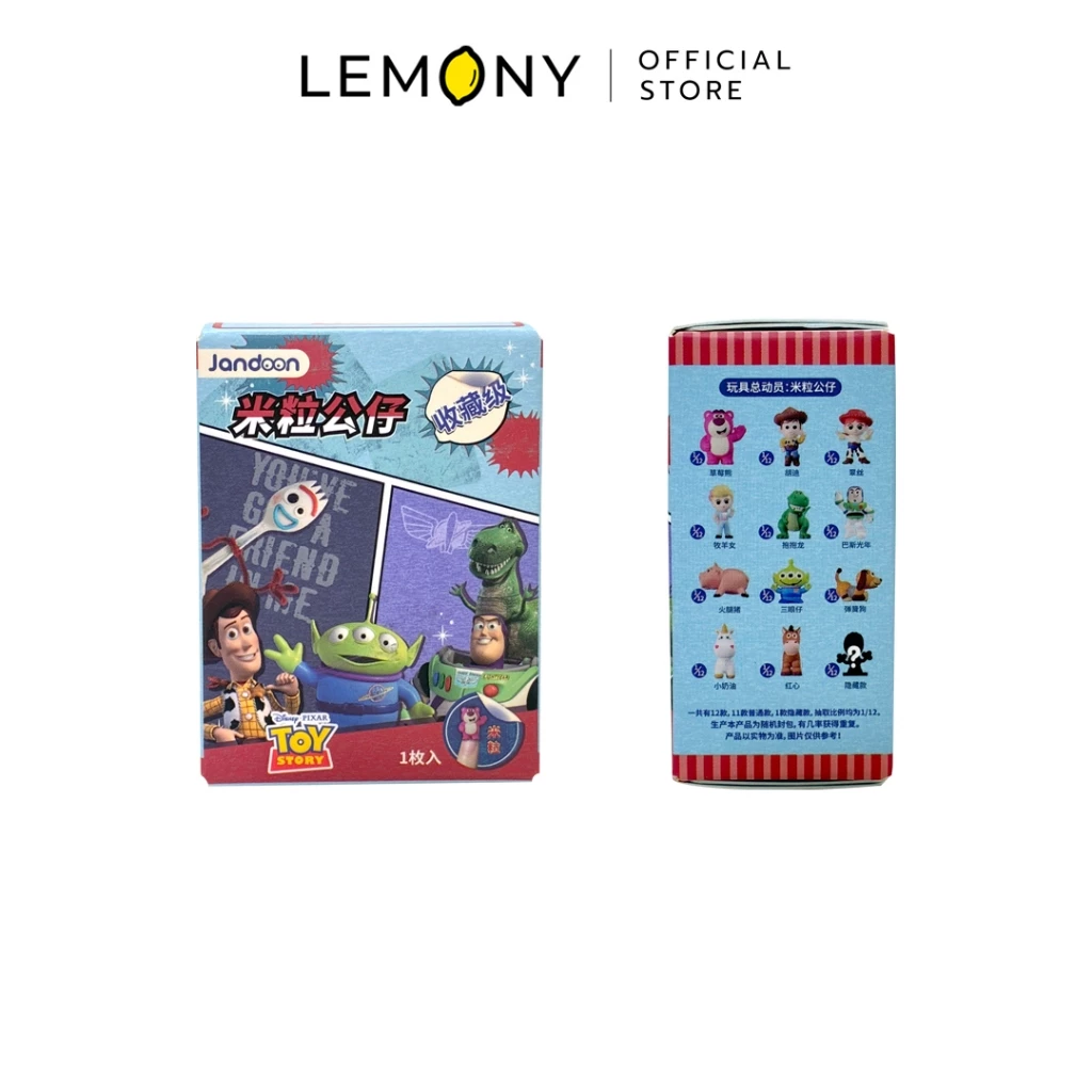 ภาพถ่ายบรรจุภัณฑ์ภายนอก LEMONY กล่องสุ่มมินิฟิกเกอร์ทอยสตอรี่ ลิขสิทธิ์แท้ ด้านซ้ายโชว์หน้ากล่องโทนสีฟ้าพิมพ์ลายรวมแก๊งวู้ดดี้ บัซ เอเลี่ยน และฟอร์กี้ ส่วนด้านขวาโชว์ด้านข้างกล่องสีฟ้าพิมพ์ตารางรวมภาพตัวละครทั้งหมด 11 แบบ พร้อมเงาดำปริศนาสัญลักษณ์คำถามลุ้นตัวซีเคร็ท