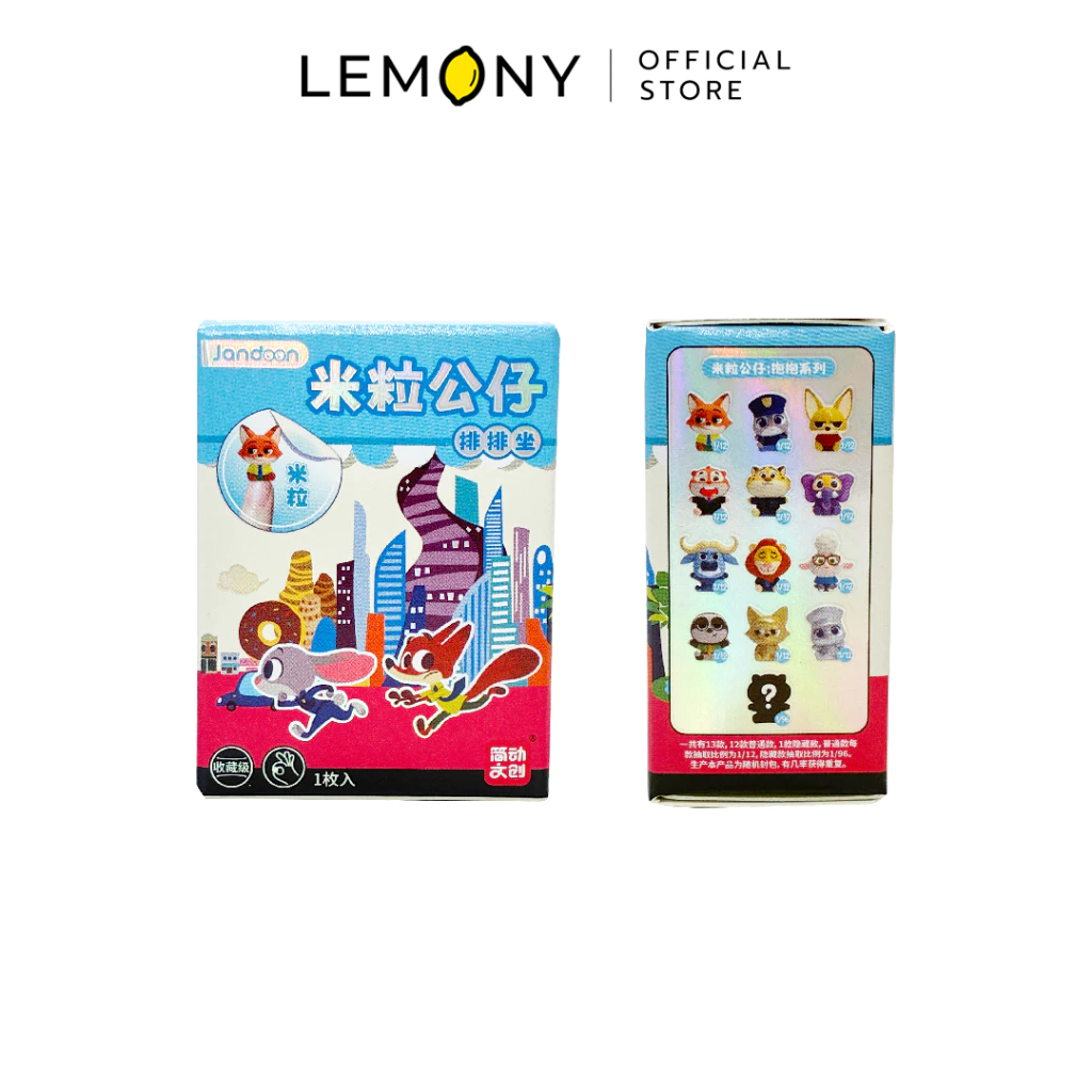 ภาพถ่ายบรรจุภัณฑ์ภายนอก LEMONY กล่องสุ่มมินิฟิกเกอร์ซูโทเปีย ซีรีส์ Hug ลิขสิทธิ์แท้ ด้านซ้ายโชว์หน้ากล่องสีฟ้าพิมพ์ลายการ์ตูน Judy และ Nick วิ่งคู่กันบนพื้นสีชมพู ส่วนด้านขวาโชว์ด้านข้างกล่องพิมพ์ตารางรวมภาพโมเดลในท่ากอดทั้ง 12 แบบและเงาดำเครื่องหมายคำถามลุ้นตัวซีเคร็ท