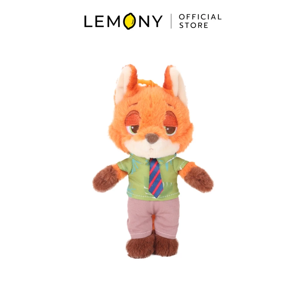 LEMONY พวงกุญแจตุ๊กตาซูโทเปีย ลาย Nick (นิค) โมเดลสุนัขจิ้งจอกขนนุ่มฟูสีส้ม หน้าตาสุดกวนชวนง่วง สวมเสื้อเชิ้ตแขนสั้นสีเขียวลายต้นปาล์ม ผูกเนกไทสีน้ำเงินสลับแดง และกางเกงขายาวสีชมพูหม่น ด้านบนมีแถบลายน้ำแบรนด์ LEMONY Official Store บนพื้นหลังสีขาวสะอาดตา