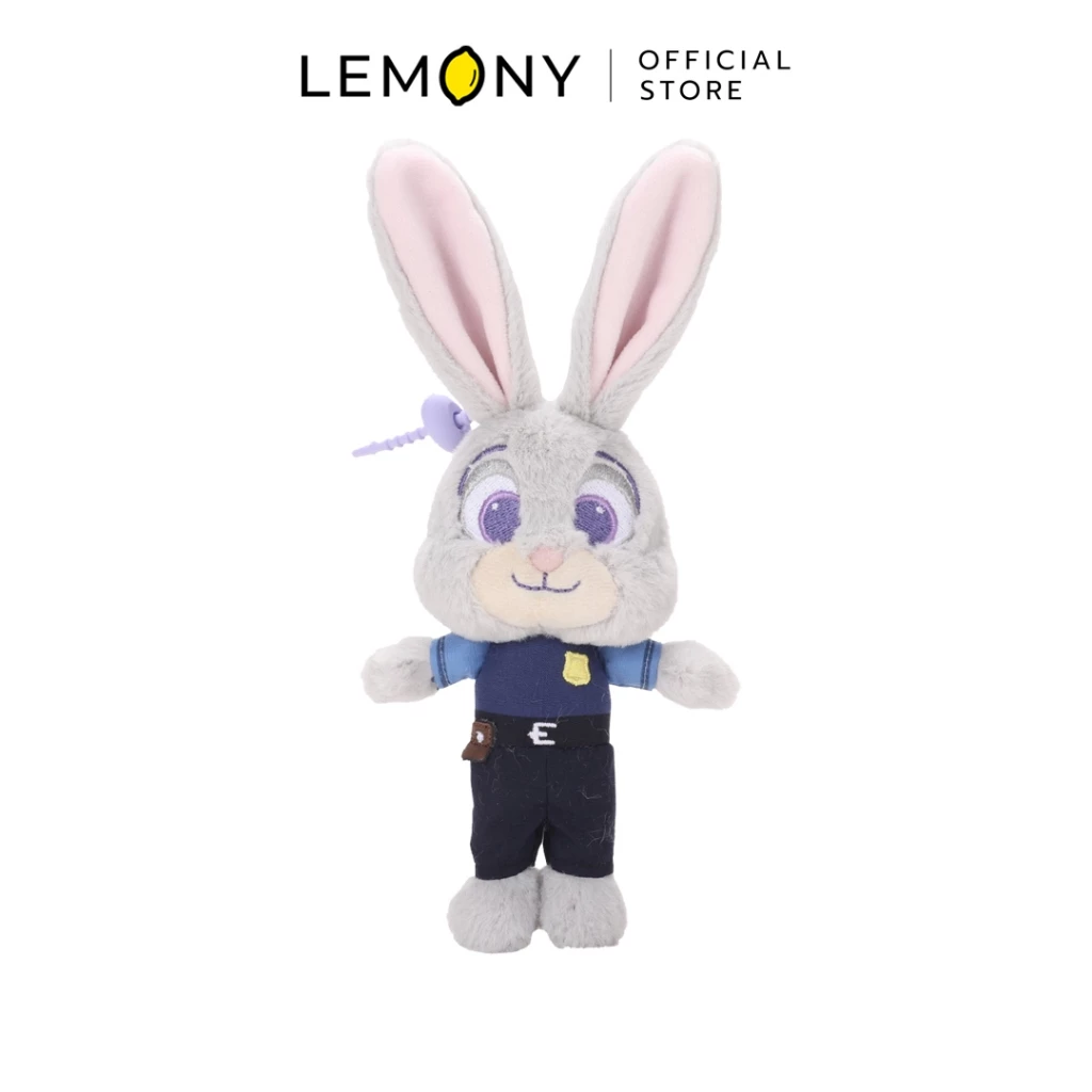 LEMONY พวงกุญแจตุ๊กตาซูโทเปีย ลาย Judy (จูดี้) โมเดลกระต่ายสาวขนนุ่มฟูสีเทาหูตั้งยาว ในชุดเครื่องแบบตำรวจสีกรมท่าตัดแขนเสื้อสีฟ้า ประดับตราตำรวจสีเหลืองตรงอกและเข็มขัดสีดำ ด้านบนมีแถบลายน้ำแบรนด์ LEMONY Official Store บนพื้นหลังสีขาวสะอาดตา