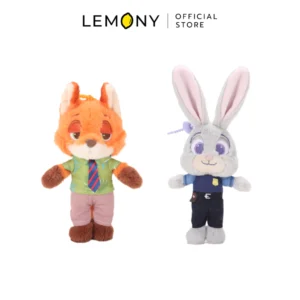 ภาพถ่ายรวมหน้าตรง LEMONY พวงกุญแจตุ๊กตาซูโทเปีย ขนนุ่มฟู ขนาด 12 ซม. คอลเลกชัน Zootopia Fluffy Sunny จัดวางคู่หูนักสืบคู่กัน โดยด้านซ้ายเป็นจิ้งจอก นิค ไวล์ด (Nick Wilde) และด้านขวาเป็นกระต่าย จูดี้ ฮอปส์ (Judy Hopps) ในดีไซน์ขนนุ่มฟูลิขสิทธิ์แท้ดิสนีย์ บนพื้นหลังสีขาวสะอาดตา