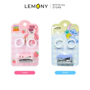 ภาพถ่ายรวม LEMONY ชุดที่เจาะรูพร้อมห่วงคล้องเอกสาร ลายดิสนีย์ วางคู่กันครบทั้ง 2 แบบบนแพ็กเกจการ์ดบอร์ดแนวตั้ง ได้แก่ ลายหมี Lotso โทนสีชมพู และลาย Stitch โทนสีฟ้า เผยให้เห็นตัวเครื่องเจาะรูเดี่ยวและชุดห่วงคล้องพลาสติกสีพาสเทลเข้าชุด