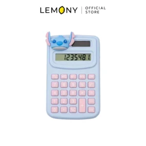 LEMONY เครื่องคิดเลขสติทช์ Disney Lilo & Stitch Collection ตัวเครื่องดีไซน์ทรงสี่เหลี่ยมผืนผ้าแนวยาวสีครีมขาวสุดมินิมอล ด้านบนพิมพ์ลายคาแรกเตอร์ตัวการ์ตูน Stitch สีฟ้า และ Angel สีชมพูหันหน้าเข้าหากัน หน้าจอแสดงผลแบบดิจิทัล และปุ่มกดทรงกลมโทนสีพาสเทล