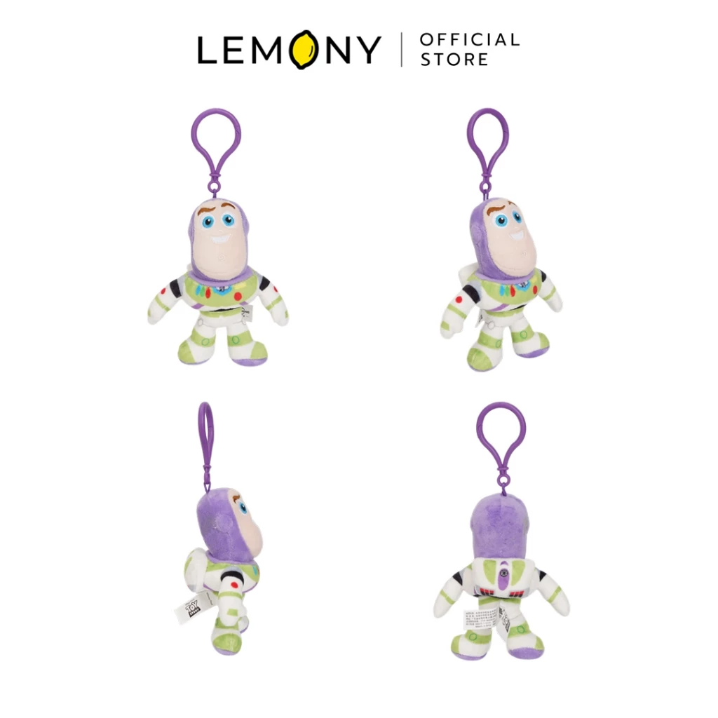 LEMONY พวงกุญแจทอยสตอรี่ ลาย Buzz Lightyear ซูมรายละเอียดด้านหลังของตุ๊กตา โชว์งานเย็บกระเป๋าเป้สะพายหลังจำลองปีกอวกาศสีม่วงและเขียวอย่างประณีต พร้อมสายห้อยโซ่ไข่ปลาสีเงินแน่นหนา