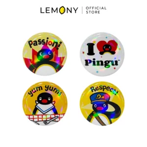 LEMONY เข็มกลัดพิงกุ ซีรีส์ Tinplate Pingu Collection ขนาด 75 มม. เล่นแสงโฮโลแกรม รวมตัวเลือกสินค้า 4 ลาย ได้แก่ Yum Yum, I love Pingu, Passion และ Respect วางเรียงบนพื้นหลังโทนสีน้ำเงินและแผ่นวงกลม