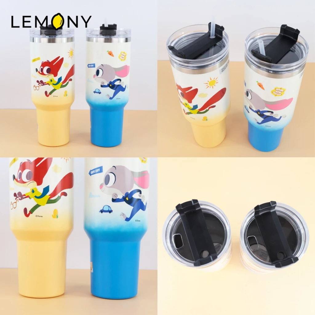 ภาพถ่ายรวม 4 มุมมองของ LEMONY ขวดน้ำเก็บอุณหภูมิสแตนเลส ซูโทเปีย ขนาด 1200 มล. โชว์สองดีไซน์คู่กัน ได้แก่ ลาย Nick สีเหลืองส้มพาสเทล และลาย Judy สีฟ้าพาสเทลไล่เฉด แสดงให้เห็นตัวขวดด้านหน้า ลวดลายกราฟิกซูมชัดๆ มุมมองฝาปิดด้านบนทูเวย์พร้อมช่องเสียบหลอด และคอขวดสแตนเลสพรีเมียม