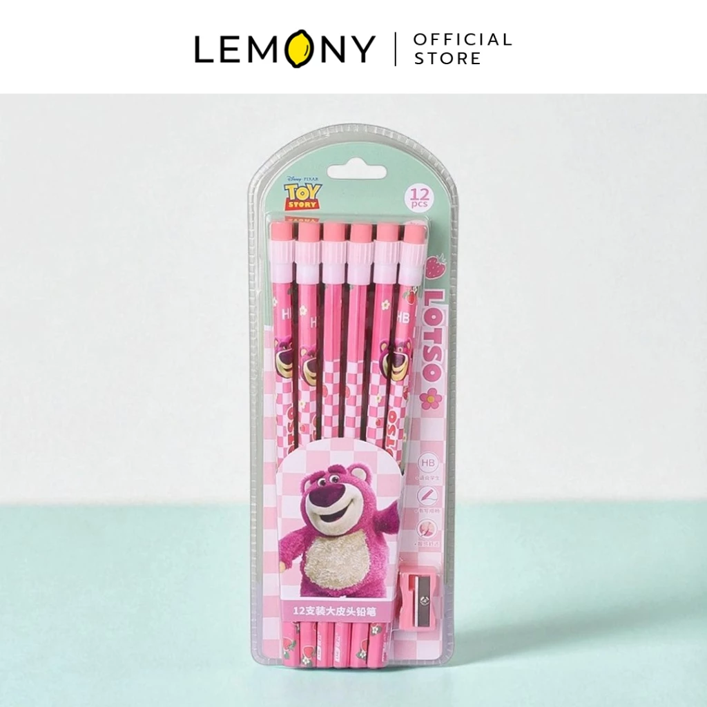 LEMONY เซตดินสอไม้ 12 แท่งพร้อมกบเหลา ลายหมีล็อตโซ่ โชว์แพ็กเกจพลาสติกแบบแผงใส ด้านในบรรจุดินสอไม้ลายตารางหมากรุกสีชมพูสลับขาว ปลายดินสอติดยางลบสีชมพูอ่อน ด้านล่างแพ็กเกจแต่งการ์ดกระดาษลายการ์ตูนหมี Lotso ลิขสิทธิ์แท้ Toy Story คู่กับกบเหลาดินสอขนาดจิ๋วสีชมพูเข้ม จัดวางบนพื้นไล่เฉดสีเขียวมินต์
