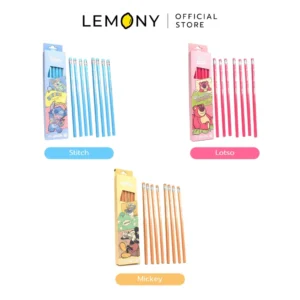 ภาพถ่ายรวม LEMONY ชุดดินสอไม้ลายดิสนีย์ 12 ชิ้นบรรจุในกล่องบอร์ดแนวตั้งดีไซน์ชิคเก๋ วางเรียงกันครบทั้ง 3 ตัวเลือก ได้แก่ ลาย Stitch โทนสีฟ้า ลายหมี Lotso โทนสีชมพูพาสเทล และลาย Mickey Mouse โทนสีครีมวินเทจ