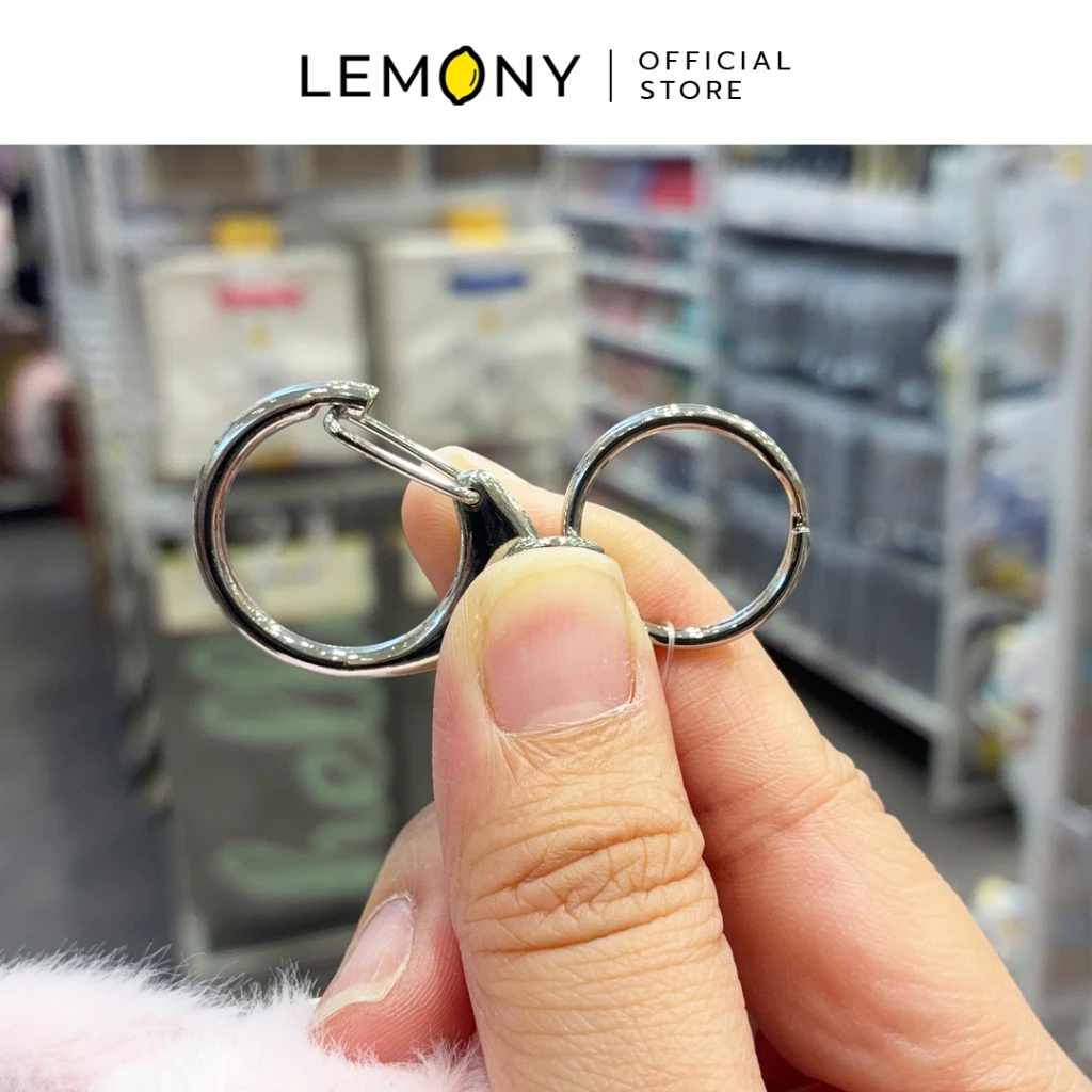 LEMONY พวงกุญแจตุ๊กตากระต่าย โชว์ไอเดียการสวมชุดแต่งตัวตุ๊กตา โดยนำพวงกุญแจกระต่ายสีฟ้ามาสวมเสื้อยืดลายทางสีฟ้าสลับขาวคู่กับพร็อพกระเป๋าสะพายใบจิ๋วสีเหลือง เพิ่มความน่ารักชิคๆ ไม่ซ้ำใคร