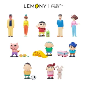 LEMONY กล่องจุ่มเครยอนชินจัง Part 1 Crayon Shin-Chan Collection รวมโมเดลฟิกเกอร์ลิขสิทธิ์แท้รวม 11 แบบ ตั้งโชว์คู่กันบนพื้นผิวสีขาวโดยมีฉลากและกล่องจุ่มดีไซน์สีเหลืองชินจังเป็นฉากหลังอย่างชิค