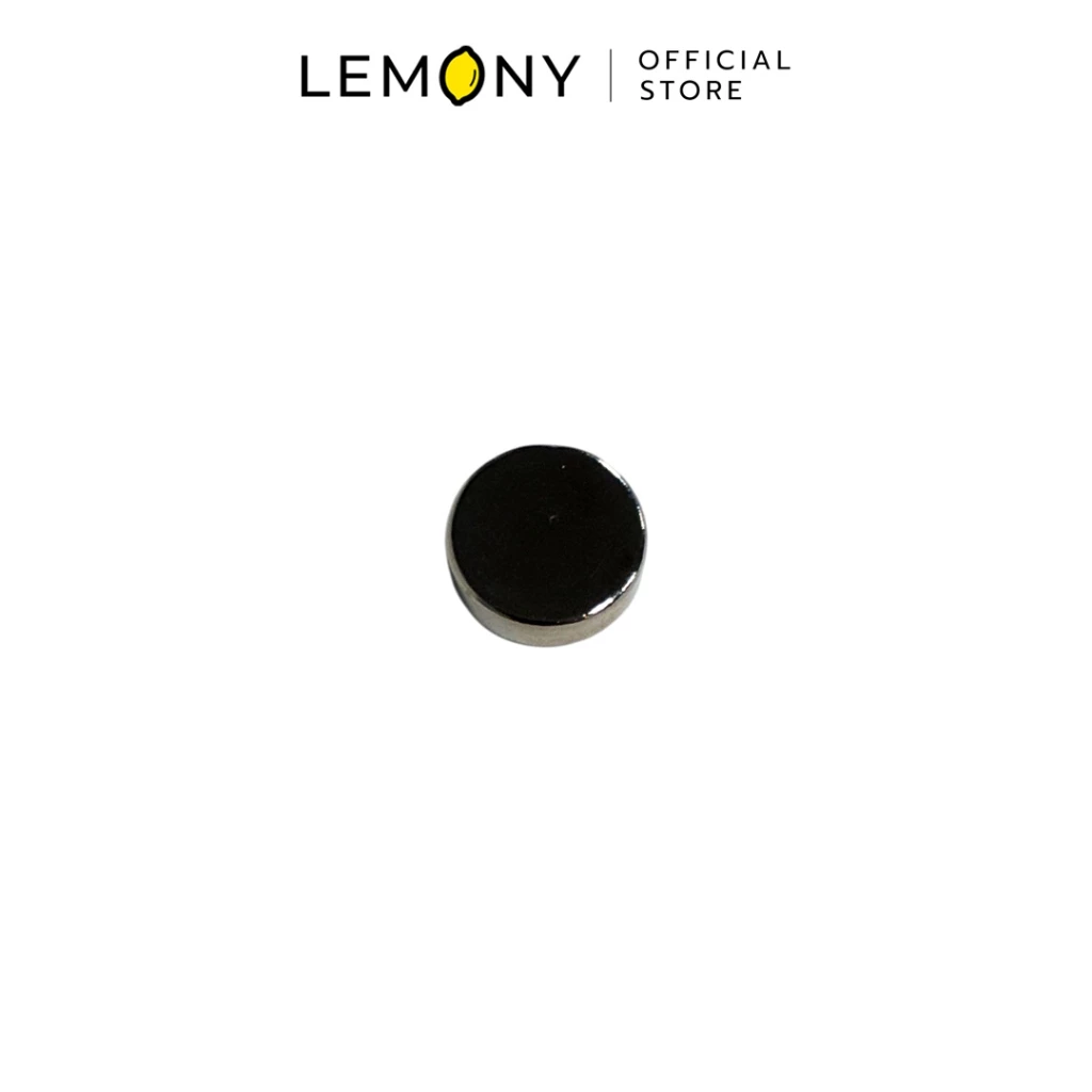 LEMONY เข็มกลัดพิงกุโฮโลแกรม ซีรีส์ Tinplate ซูมรายละเอียดโชว์ลูกเล่นเอฟเฟกต์โฮโลแกรมระยิบระยับเมื่อสะท้อนแสงบนตัวเข็มกลัดลาย Pingu