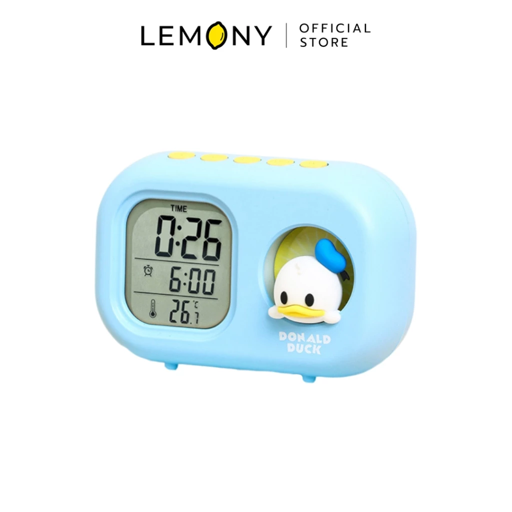 LEMONY นาฬิกาปลุกพร้อมไฟในตัว โดนัลด์ ดั๊ก โชว์ดีไซน์ตัวเรือนทรงกลมพลาสติกสีขาวมินิมอล มีขาตั้งคู่สีเงินและหูหิ้วด้านบน ด้านในหน้าปัดพิมพ์ลายกราฟิก Donald Duck โทนสีน้ำเงินเหลืองสุดชิค ตัวเลขอ่านง่ายชัดเจนพร้อมเข็มนาฬิกาดีไซน์คลาสสิก