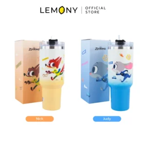 ภาพถ่ายเปรียบเทียบตัวเลือกสินค้า LEMONY ขวดน้ำเก็บอุณหภูมิสแตนเลส ขนาดใหญ่ 1200 มล. คอลเลกชัน Zootopia ด้านซ้ายเป็นลาย Nick โทนสีเหลืองส้ม และด้านขวาเป็นลาย Judy โทนสีฟ้าพาสเทล ทั้งสองแบบตั้งคู่กับกล่องบรรจุภัณฑ์ของตัวเอง พร้อมมีแถบลายน้ำป้ายชื่อระบุลายกำกับชัดเจนด้านล่าง