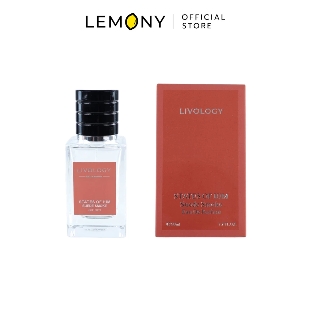 LEMONY น้ำหอมผู้ชาย LIVOLOGY ซีรีส์ States of Him กลิ่น Suede Smoke ขวดแก้วเนื้อใสทรงเหลี่ยมมน โชว์เนื้อน้ำหอมสีชมพูอ่อนละมุนสะท้อนความหรูหราของหนังกลับและดอกไม้ คาดฉลากโลโก้สีดำพร้อมฝาปิดทรงกลมสีดำ ขนาด 50 มล.