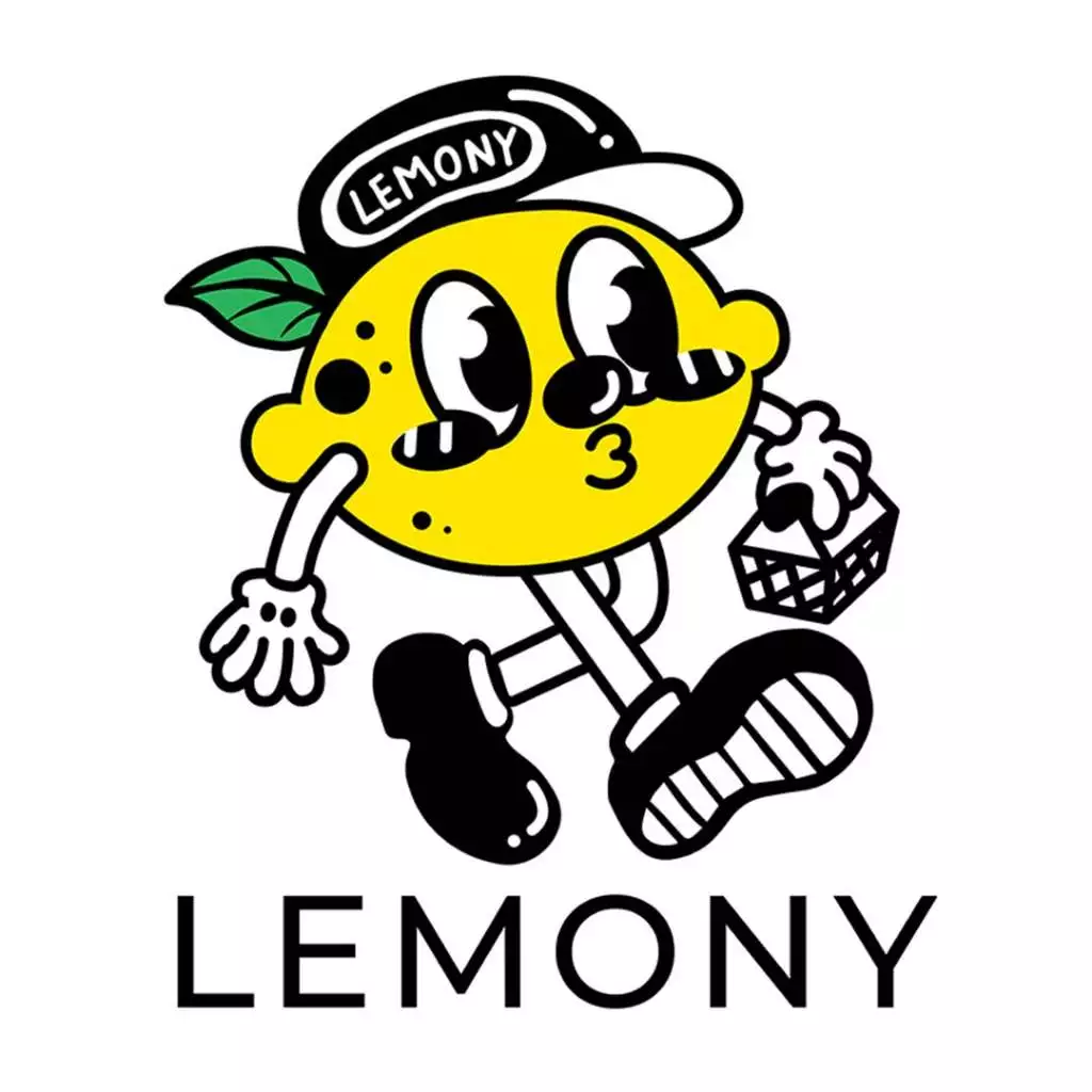 โลโก้แบรนด์ LEMONY ดีไซน์คาแรกเตอร์ลายเส้นการ์ตูนรูปผลเลมอนสีเหลืองสดใส สวมหมวกแก๊ปสีดำสกรีนคำว่า LEMONY ดวงตากลมโตสไตล์เรโทรและกำลังเดินถือตะกร้าช้อปปิ้ง ด้านล่างพิมพ์ตัวอักษรภาษาอังกฤษสีดำคำว่า LEMONY ชัดเจนบนพื้นหลังสีขาว