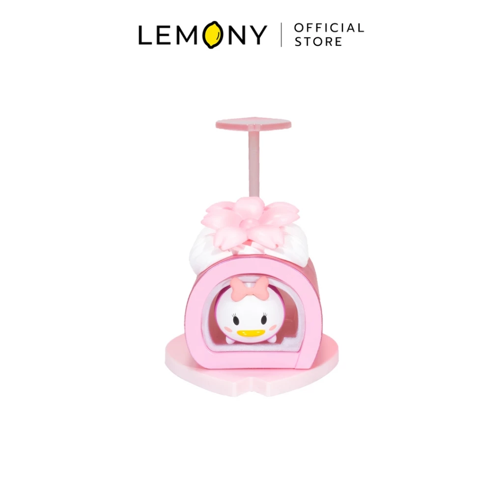 LEMONY กล่องสุ่มฟิกเกอร์ดิสนีย์ ธีมเค้กของหวาน ลาย เดซี่ดั๊ก (Daisy Duck) โมเดลเป็ดสาวผูกโบว์สีชมพูนอนซ่อนตัวอยู่ในตลับเค้กโรล (Roll Cake) สีชมพูพาสเทล ด้านบนแต่งครีมสดและดอกซากุระขนาดใหญ่