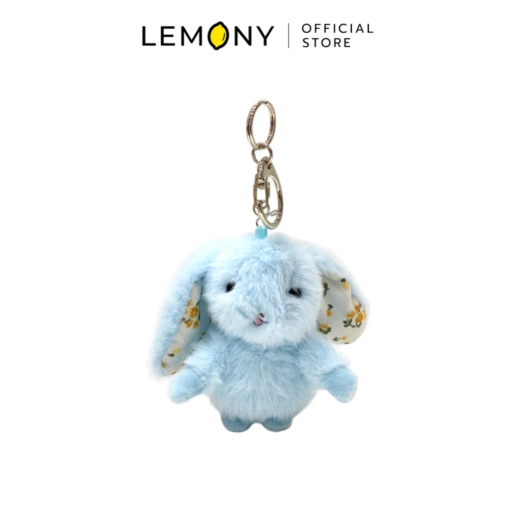LEMONY พวงกุญแจตุ๊กตากระต่าย ตัวเลือกสีฟ้าพาสเทลสุดละมุน ดีไซน์ตัวกลมขนนุ่มนิ่มน่ากอด รายละเอียดด้านในหูยาวปักซับด้วยผ้าสีชมพูอ่อน ห้อยแนวยาวกับสายโซ่โลหะสีเงินสไตล์ชิค