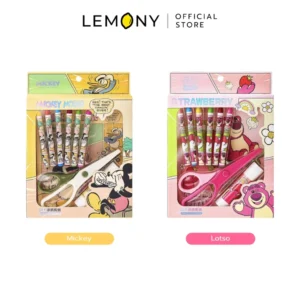 ภาพถ่ายรวม LEMONY ชุดระบายสี DIY รุ่น A90114 วางคู่กัน 2 แบบในกล่องแพ็กเกจบอร์ดสีน้ำตาล ได้แก่ ลาย Mickey Mouse และลายหมี Lotso โชว์เฟรมผ้าใบวาดรูปขนาดกะทัดรัดพร้อมอุปกรณ์ระบายสีในตัวสุดชิค