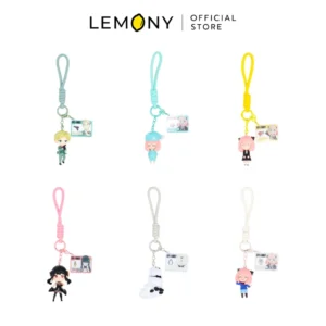 LEMONY กล่องจุ่มพวงกุญแจ Spy x Family Q-Version รวมโมเดลพวงกุญแจหัวโตสุดน่ารักครบทั้ง 6 แบบในคอลเลกชัน ได้แก่ Loid, Yor, Bond และ Anya 3 เวอร์ชัน วางเรียงโชว์สายคล้องและเพลทอะคริลิกประจำตัว