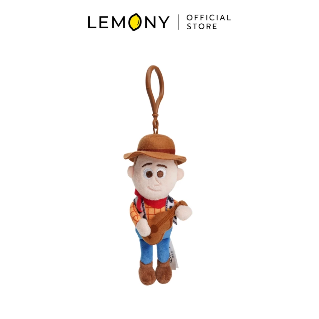 LEMONY พวงกุญแจทอยสตอรี่ ลาย Woody ขนาดสูง 16 ซม. ตุ๊กตาพวงกุญแจคาวบอยนายอำเภอเนื้อนุ่ม สวมหมวกปีกสีน้ำตาล เสื้อเชิ้ตลายตารางสีเหลืองแดง คาดผ้าพันคอสีแดงและกางเกงยีนส์สีน้ำเงินสุดคลาสสิก มีสายโซ่ไข่ปลาสีเงินสำหรับห้อย