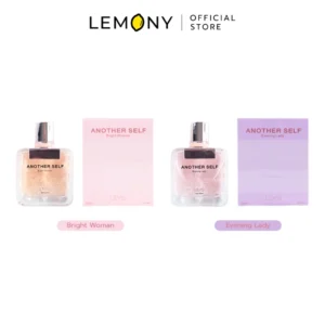 LEMONY น้ำหอมผู้หญิง LEYSI ซีรีส์ Another Self Perfume ขนาด 50 มล. รวมตัวเลือกสินค้า 2 เฉดกลิ่นวางคู่กันบนพื้นผิวธรรมชาติ ได้แก่ กลิ่น Bright Woman ขวดแก้วใสสกรีนลายสีขาว และกลิ่น Evening Lady ขวดเคลือบโทนสีครีมสกรีนลายสีดำ ดีไซน์ทรงสูงเรียบหรู