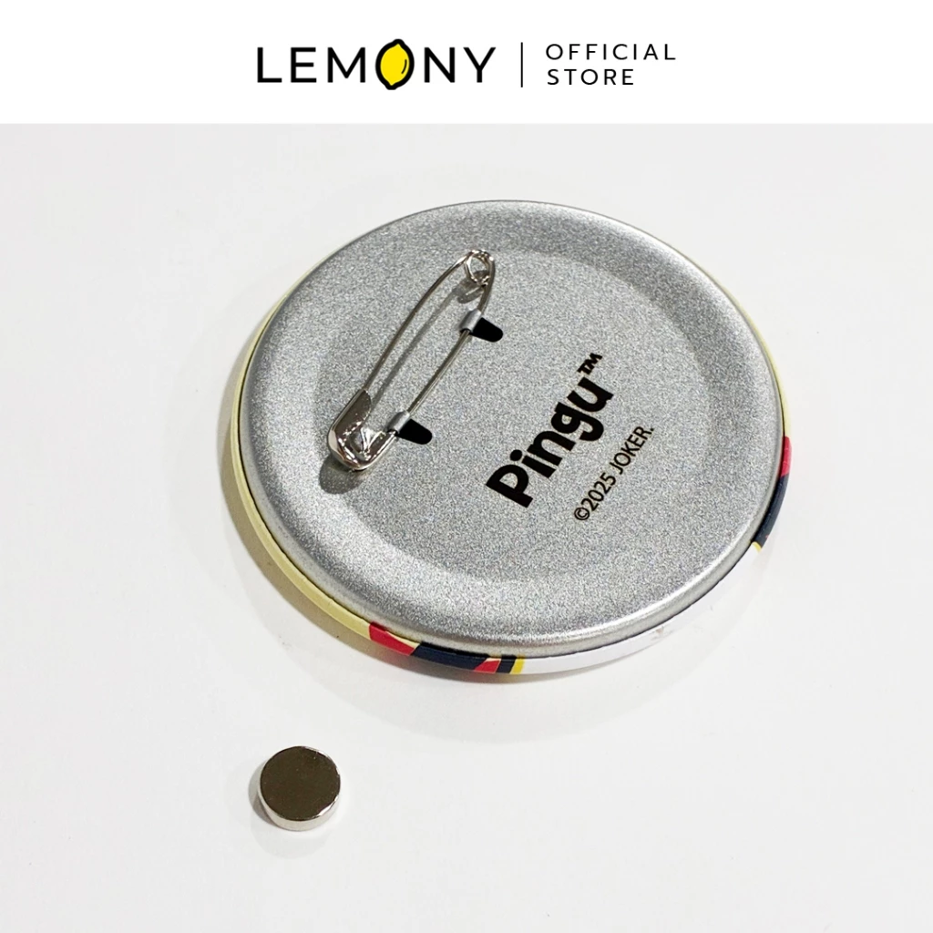 LEMONY เข็มกลัดพิงกุ ซีรีส์ Tinplate โชว์รายละเอียดด้านหลังที่เป็นวัสดุโลหะพร้อมขาเข็มกลัดสำหรับติดตกแต่งเสื้อผ้าหรือกระเป๋า
