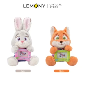 ภาพหน้าตรงรวมตัวเลือกของ LEMONY ตุ๊กตาซูโทเปีย ซีรีส์ Holiday Photo Frame ด้านซ้ายเป็น Judy ตุ๊กตากระต่ายเทาถือกรอบรูปสีชมพู และด้านขวาเป็น Nick ตุ๊กตาจิ้งจอกส้มถือกรอบรูปสีเขียว พร้อมติดป้ายชื่อระบุคาแรกเตอร์ด้านล่างชัดเจนบนพื้นหลังสีขาว