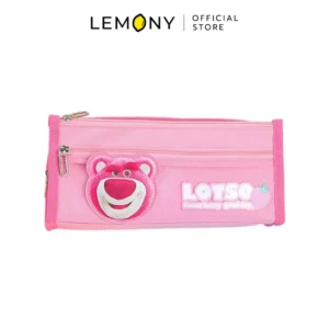 ภาพถ่ายหน้าตรงเดี่ยว LEMONY กระเป๋าดินสอล็อตโซ่ ซีรีส์ have a berry good day บนพื้นหลังสีขาวสะอาดตา แสดงรายละเอียดกระเป๋าผ้าโพลีเอสเตอร์สีชมพูทรงเหลี่ยม มีซิปเปิดใช้งานด้านหน้าและด้านบน พร้อมงานปักลายลิขสิทธิ์แท้ดิสนีย์และหัวซิปโลหะอย่างชัดเจน