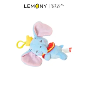 ภาพถ่ายหน้าตรง LEMONY พวงกุญแจตุ๊กตาดัมโบ้ ซีรีส์ Dream ขนาด 11 ซม. ลิขสิทธิ์แท้ดิสนีย์ โชว์รายละเอียดความนุ่มนิ่มของเนื้อผ้าโพลีเอสเตอร์สีฟ้าและหูสีชมพูอ่อน ปลอกคอสีแดง และห่วงแขวนพลาสติกสีเหลืองทรงมงกุฎอย่างชัดเจนบนพื้นหลังสีขาว