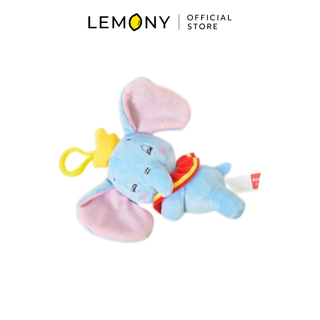 ภาพถ่ายหน้าตรง LEMONY พวงกุญแจตุ๊กตาดัมโบ้ ซีรีส์ Dream ขนาด 11 ซม. ลิขสิทธิ์แท้ดิสนีย์ โชว์รายละเอียดความนุ่มนิ่มของเนื้อผ้าโพลีเอสเตอร์สีฟ้าและหูสีชมพูอ่อน ปลอกคอสีแดง และห่วงแขวนพลาสติกสีเหลืองทรงมงกุฎอย่างชัดเจนบนพื้นหลังสีขาว