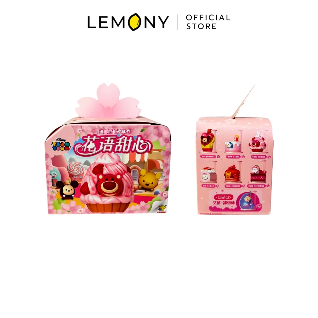 LEMONY กล่องสุ่มฟิกเกอร์ดิสนีย์ ธีมเค้กของหวาน โชว์หน้ากล่องดีไซน์สีชมพูพาสเทลแต่งลายดอกซากุระและตัวการ์ตูนดิสนีย์ซูมซูม (Tsum Tsum) ด้านข้างกล่องแสดงภาพตัวอย่างฟิกเกอร์ทั้ง 6 ลายและตัวลับแรร์ไอเทม